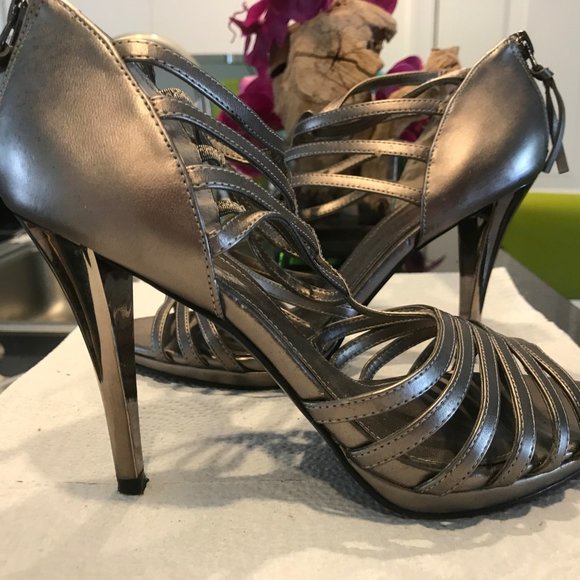 MARC FISHER SILVER HEELS - Picture 3 of 7